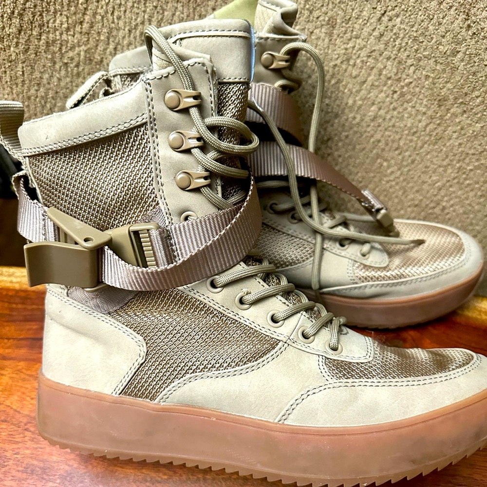 Size 8 mens combat boot